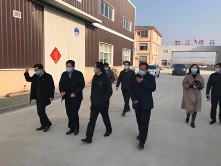 高新區(qū)黨工委書記郭保存、黨組成員楊紹青、馬嶺崗鎮(zhèn)書記李洋來公司監(jiān)督防疫物資生產(chǎn)